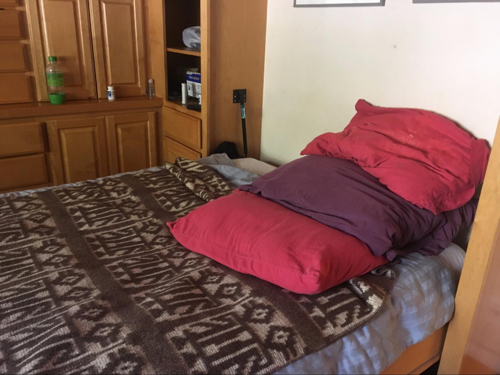 4 pillows on bed in stepped arrangement