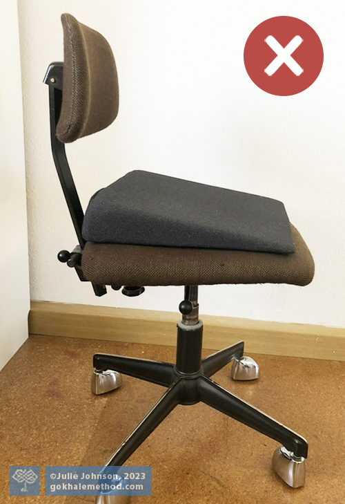 Photo of a widely available shallow soft-foam wedge on a chair.